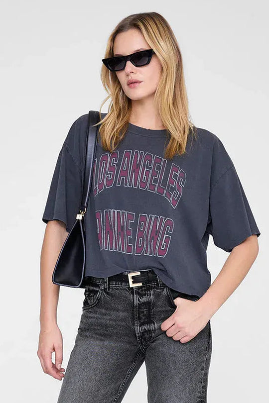 ANINE BING Johnny Cropped Tee i washed black, cropped T-shirt i bomuldsjersey med "Los Angeles Anine Bing" grafik.