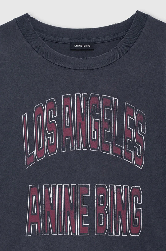 ANINE BING Johnny Cropped Tee i washed black, cropped T-shirt i bomuldsjersey med "Los Angeles Anine Bing" grafik.