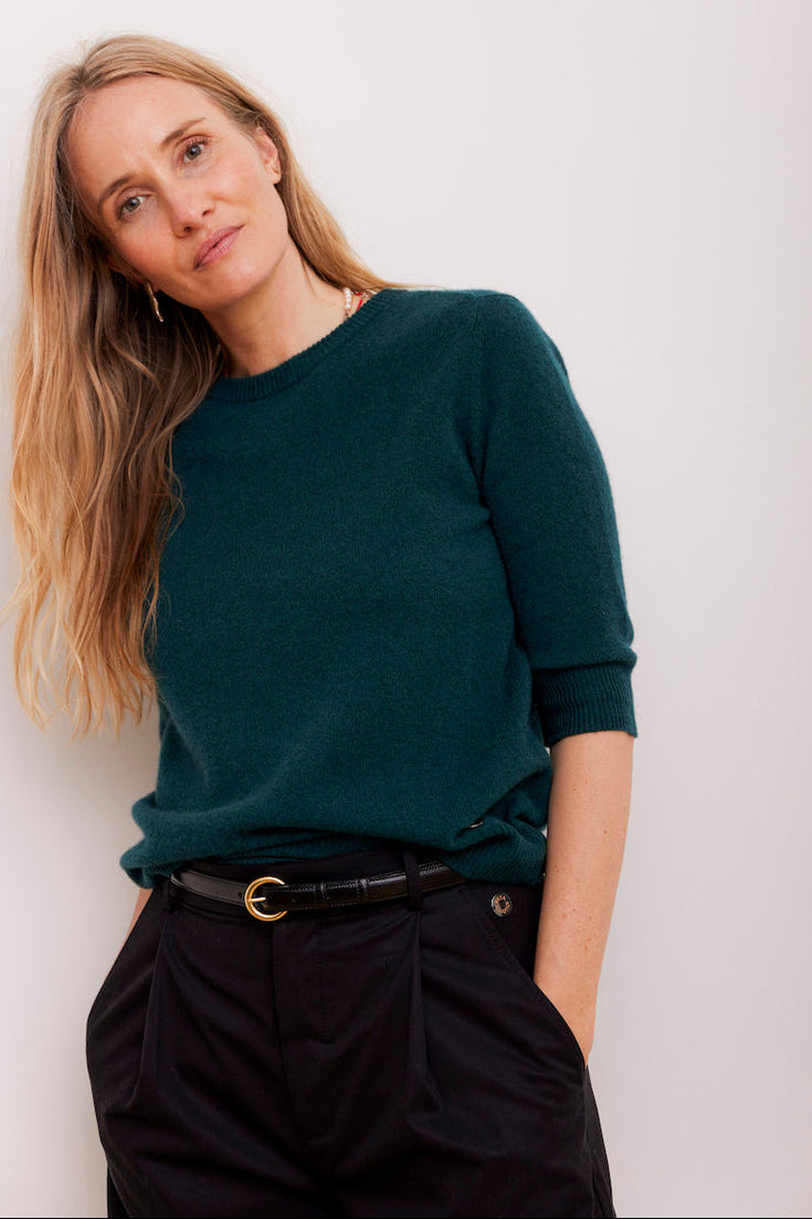Beta Studios Anna Lady Sleeve cashmere top i farven Botanical Green med rund hals og trekvartlange ærmer.