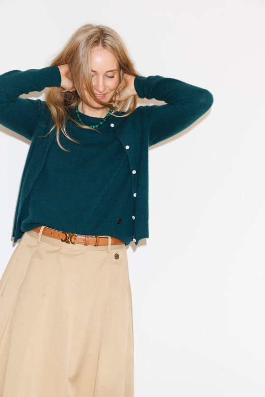 Beta Studios Anna Lady Sleeve cashmere top i farven Botanical Green med rund hals og trekvartlange ærmer.

