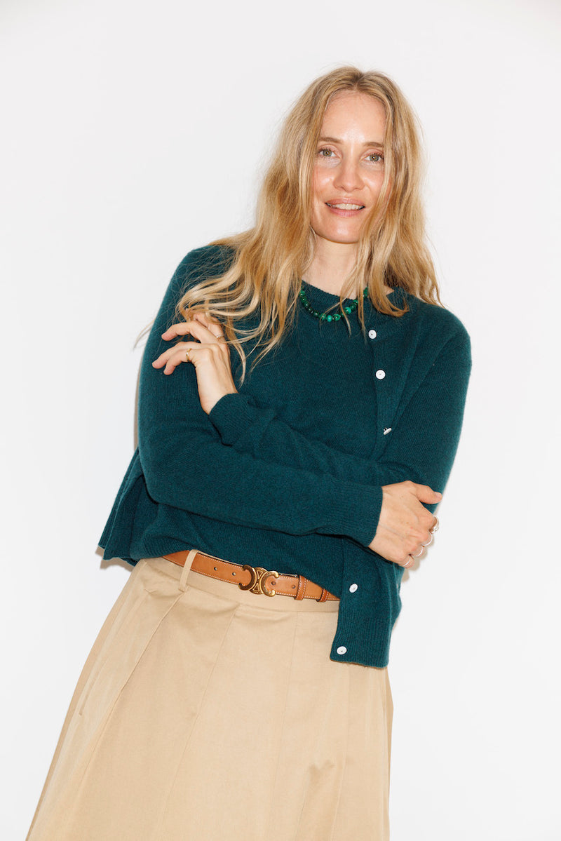 Beta Studios Anna Lady Sleeve cashmere top i farven Botanical Green med rund hals og trekvartlange ærmer.

