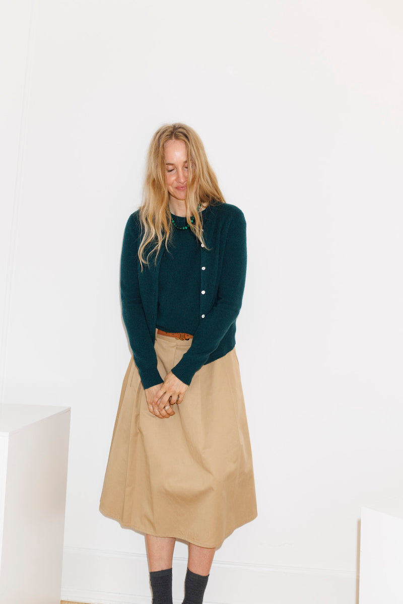 Beta Studios Anna Lady Sleeve cashmere top i farven Botanical Green med rund hals og trekvartlange ærmer.

