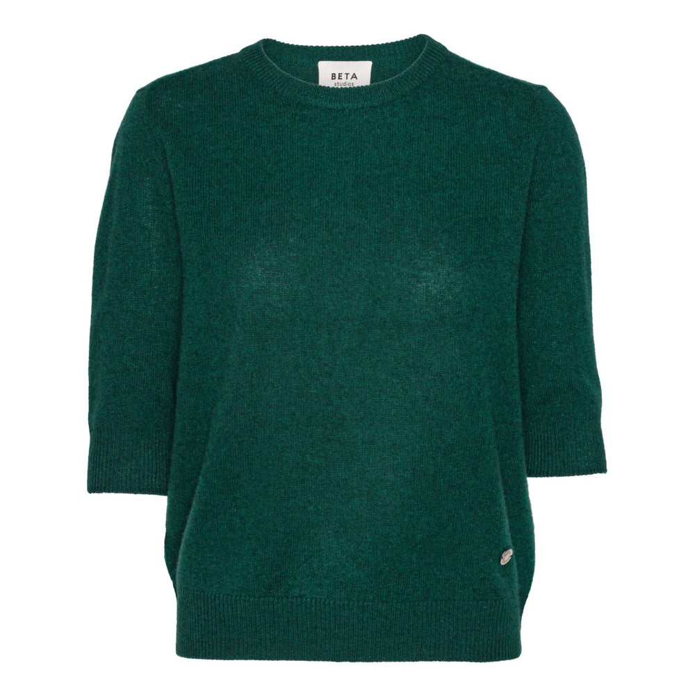 Beta Studios Anna Lady Sleeve cashmere top i farven Botanical Green med rund hals og trekvartlange ærmer.

