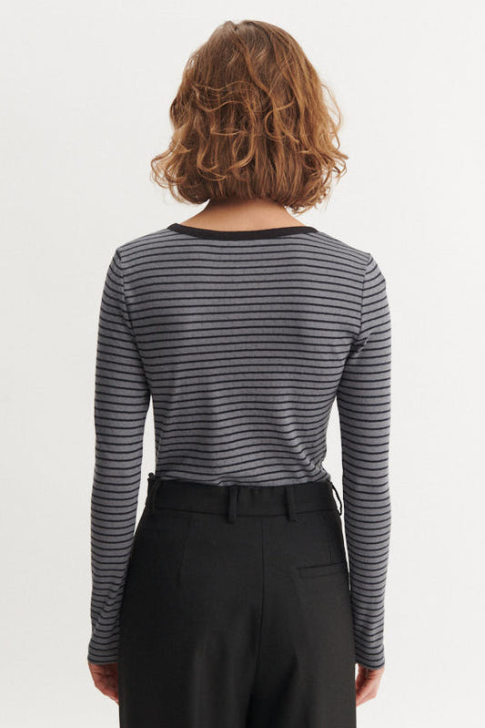 Basic Apparel Arense Stripe Granddad long-sleeve T-shirt i poppy seed/black – granddad-hals med knapper, diskrete striber og slim fit i økologisk bomuld.
