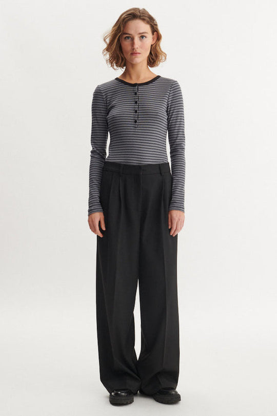 Basic Apparel Arense Stripe Granddad long-sleeve T-shirt i poppy seed/black – granddad-hals med knapper, diskrete striber og slim fit i økologisk bomuld.
