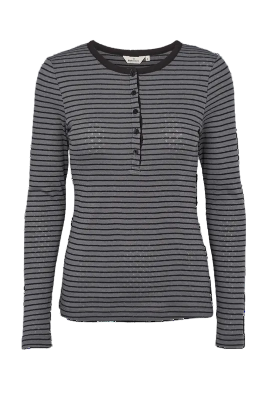 Basic Apparel Arense Stripe Granddad long-sleeve T-shirt i poppy seed/black – granddad-hals med knapper, diskrete striber og slim fit i økologisk bomuld.
