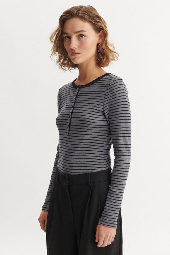 Basic Apparel Arense Stripe Granddad long-sleeve T-shirt i poppy seed/black – granddad-hals med knapper, diskrete striber og slim fit i økologisk bomuld.
