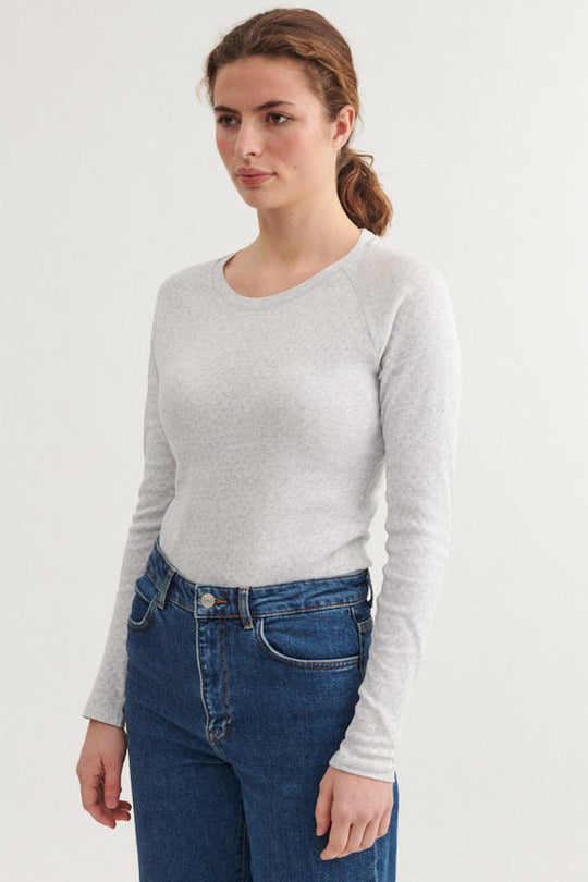 Basic Apparel Arense LS Tee i 100 % økologisk bomuld med hulmønster, slim fit, raglan-ærmer og rund hals. Bæredygtig og elegant bluse. 