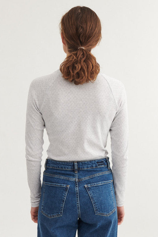 Basic Apparel Arense LS Tee i 100 % økologisk bomuld med hulmønster, slim fit, raglan-ærmer og rund hals. Bæredygtig og elegant bluse. 