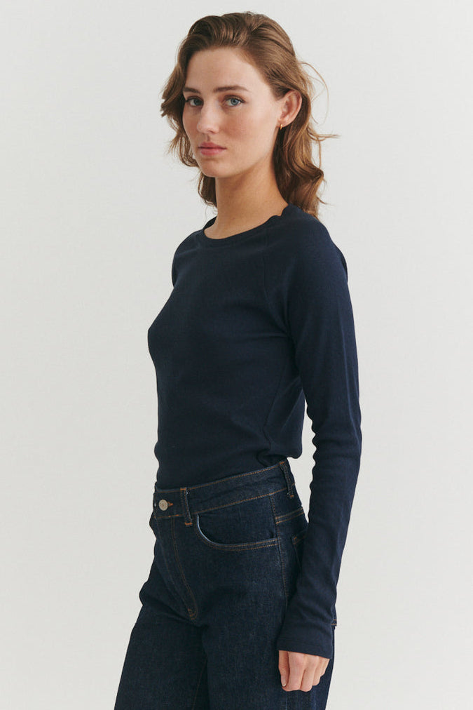 Basic Apparel Arense LS Tee i sky captain med slim fit, hulmønster, raglanærmer og rund hals i økologisk bomuld.
