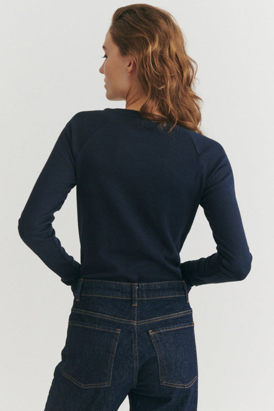 Basic Apparel Arense LS Tee i sky captain med slim fit, hulmønster, raglanærmer og rund hals i økologisk bomuld.
