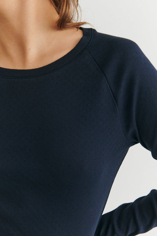 Basic Apparel Arense LS Tee i sky captain med slim fit, hulmønster, raglanærmer og rund hals i økologisk bomuld.
