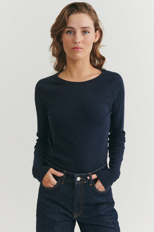 Basic Apparel Arense LS Tee i sky captain med slim fit, hulmønster, raglanærmer og rund hals i økologisk bomuld.

