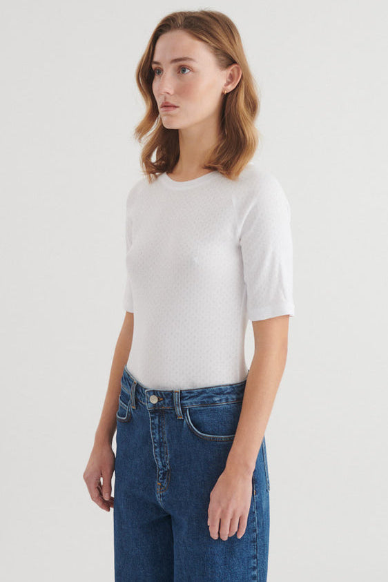 Basic Apparel Arense LS Tee i hvid med slim fit, hulmønster, raglanærmer og rund hals i økologisk bomuld.
