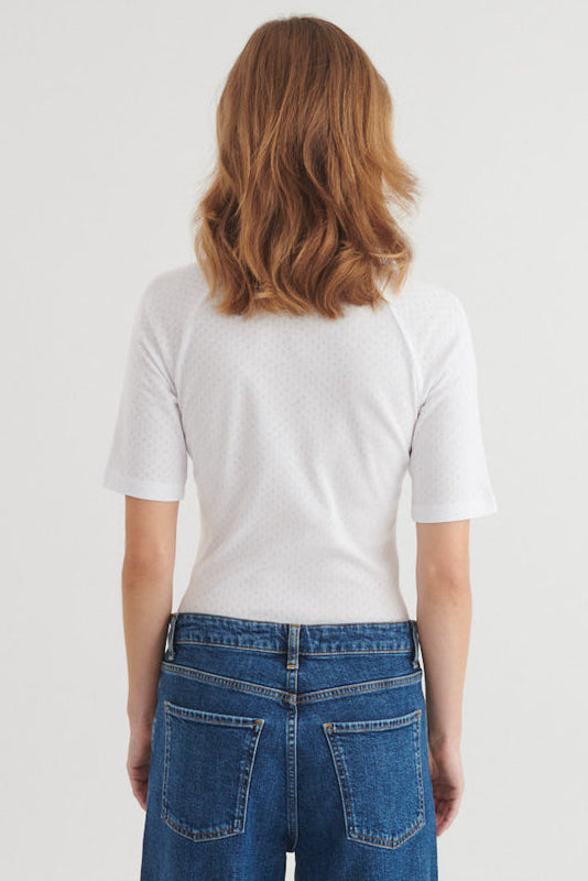 Basic Apparel Arense LS Tee i hvid med slim fit, hulmønster, raglanærmer og rund hals i økologisk bomuld.
