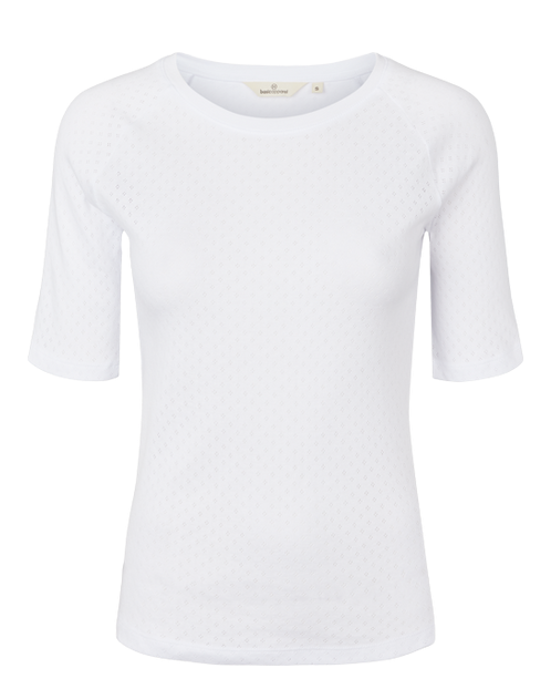 Basic Apparel Arense LS Tee i hvid med slim fit, hulmønster, raglanærmer og rund hals i økologisk bomuld.
