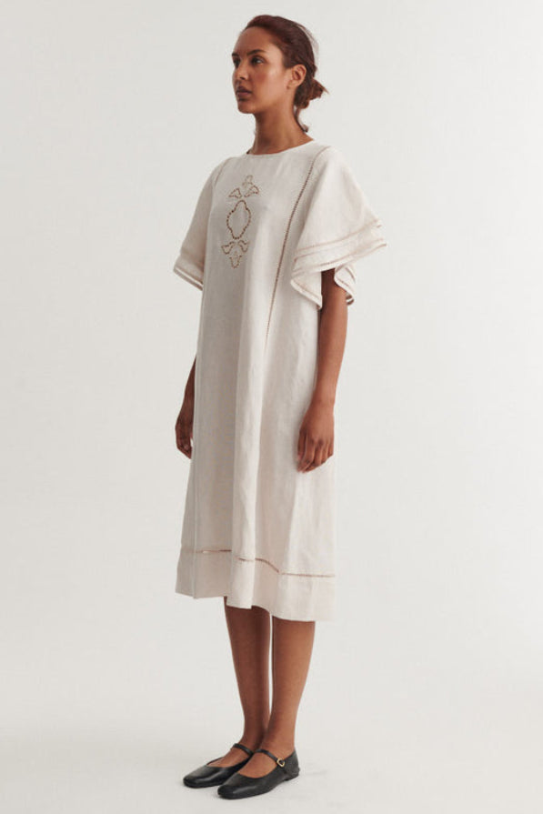 Basic Apparel Arina Dress – oversized kjole med korte ærmer og broderi foran.