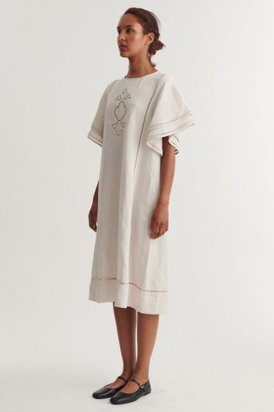 Basic Apparel Arina Dress – oversized kjole med korte ærmer og broderi foran.