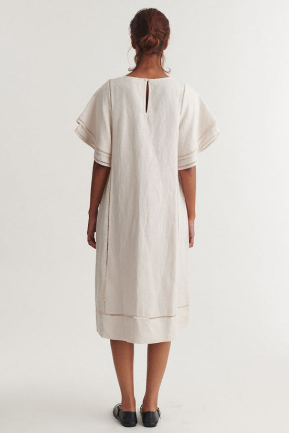 Basic Apparel Arina Dress – oversized kjole med korte ærmer og broderi foran.