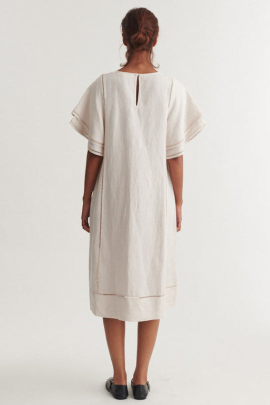 Basic Apparel Arina Dress – oversized kjole med korte ærmer og broderi foran.