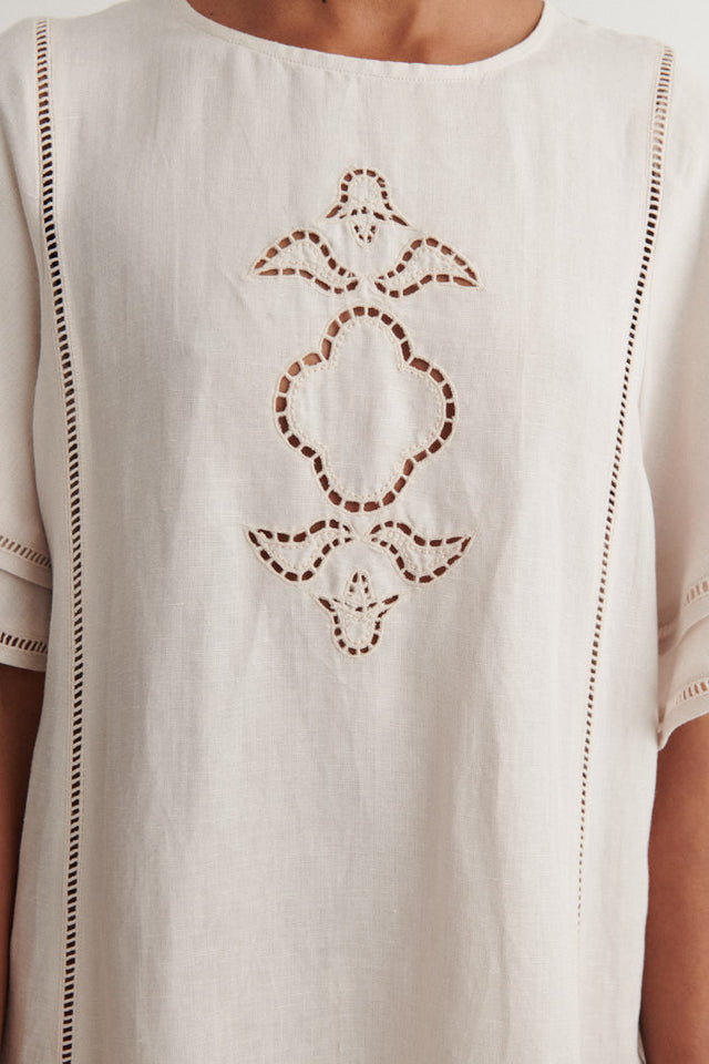 Basic Apparel Arina Dress – oversized kjole med korte ærmer og broderi foran.