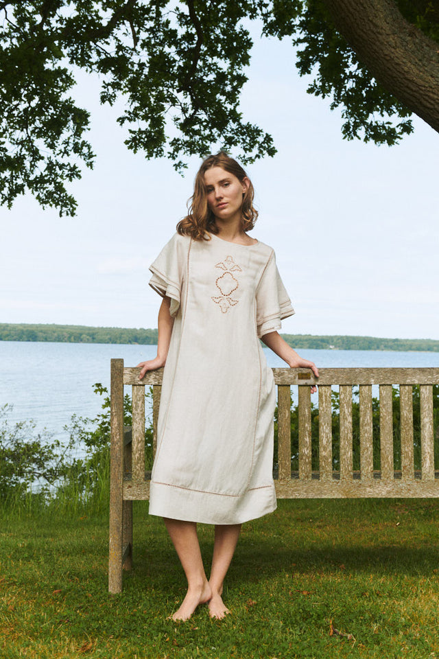 Basic Apparel Arina Dress – oversized kjole med korte ærmer og broderi foran.