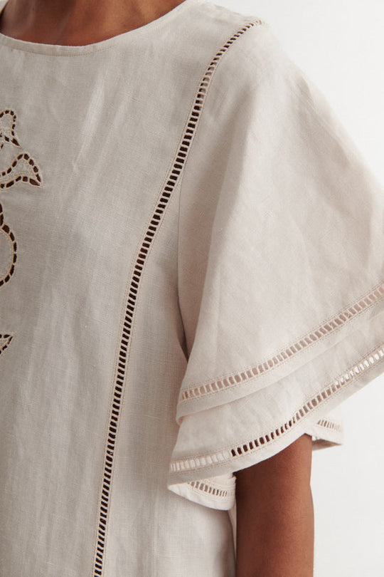 Basic Apparel Arina Dress – oversized kjole med korte ærmer og broderi foran.