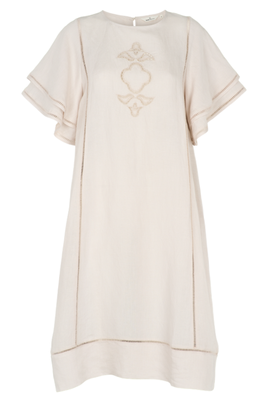 Basic Apparel Arina Dress – oversized kjole med korte ærmer og broderi foran.