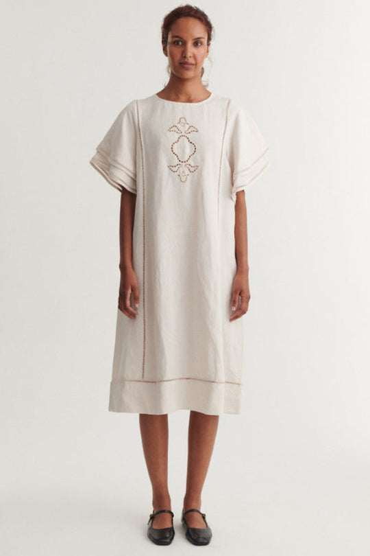 Basic Apparel Arina Dress – oversized kjole med korte ærmer og broderi foran.