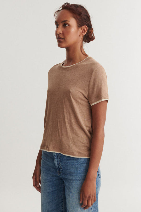 Basic Apparel Ashly Double Tee i portobella med loose fit og lag-på-lag look.