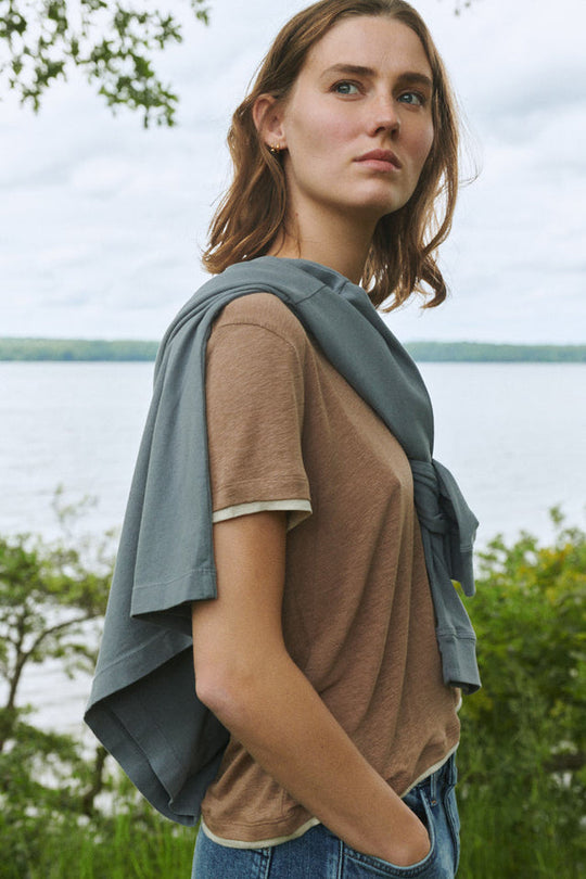 Basic Apparel Ashly Double Tee i portobella med loose fit og lag-på-lag look.