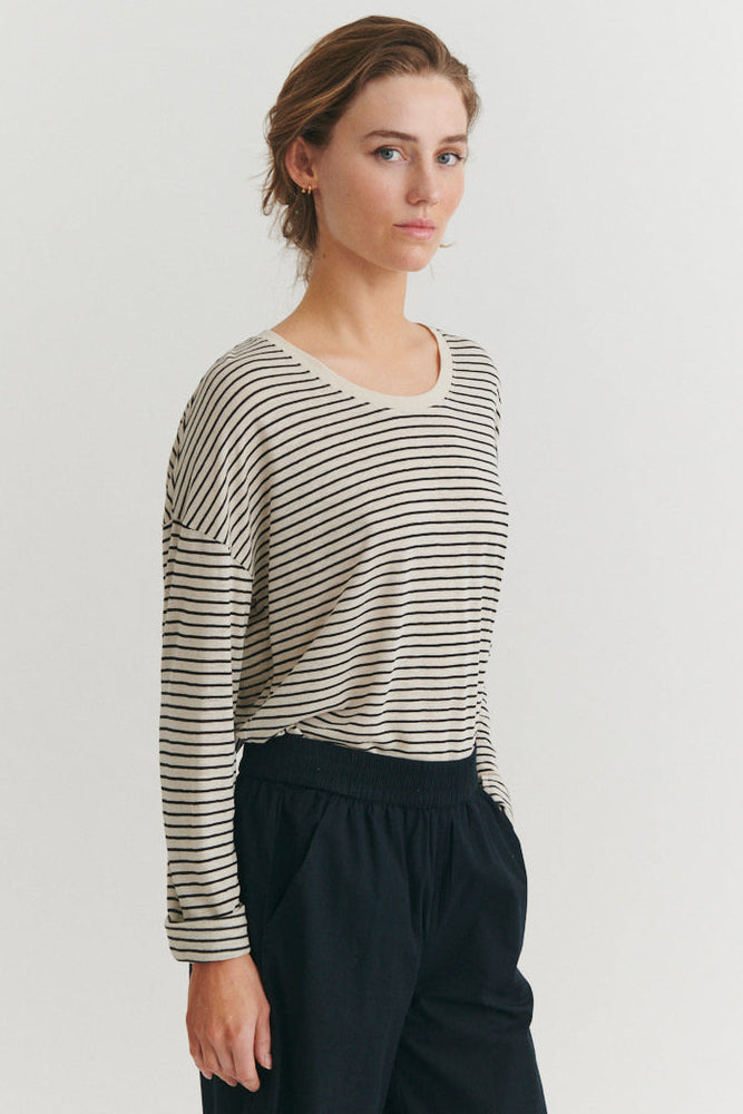 Basic Apparel Ashly LS Tee birch black – langærmet T-shirt med rund hals og løs pasform.