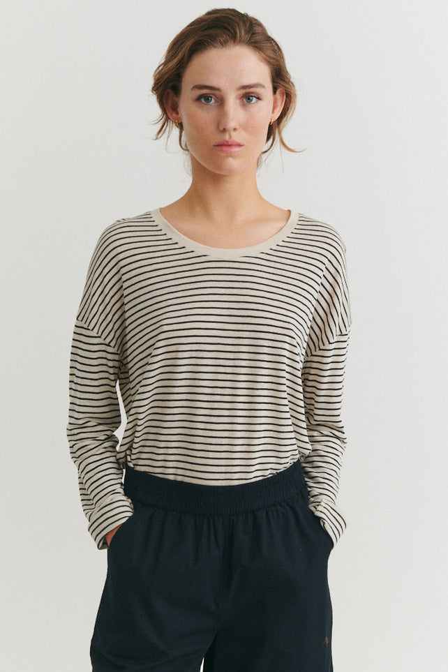 Basic Apparel Ashly LS Tee birch black – langærmet T-shirt med rund hals og løs pasform.