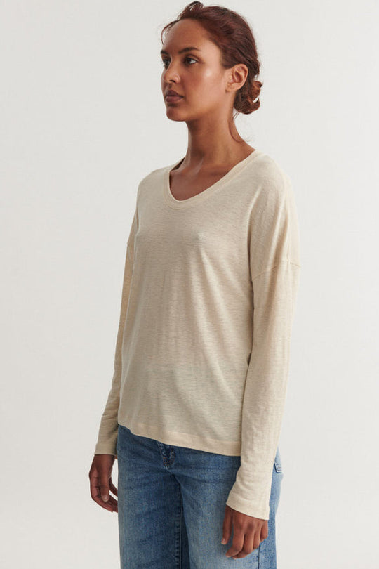 Basic Apparel Ashly LS Tee Summer sand – langærmet T-shirt med rund hals og løs pasform.