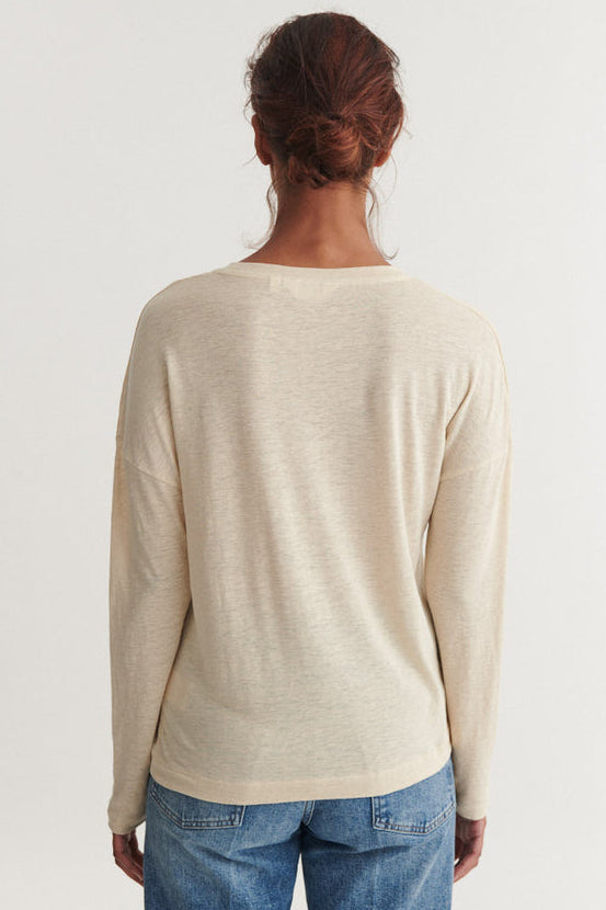Basic Apparel Ashly LS Tee Summer sand – langærmet T-shirt med rund hals og løs pasform.