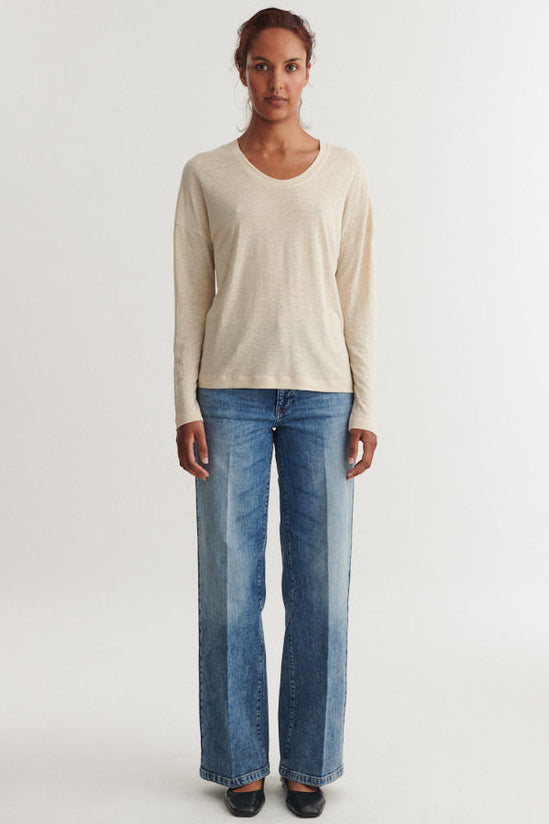 Basic Apparel Ashly LS Tee Summer sand – langærmet T-shirt med rund hals og løs pasform.