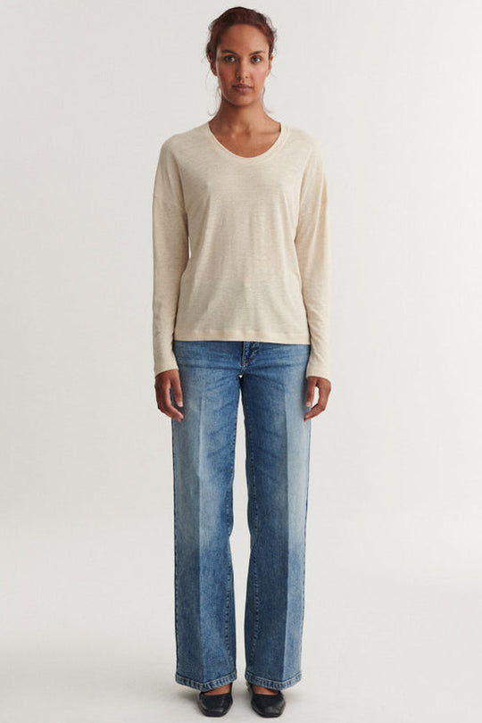 Basic Apparel Ashly LS Tee Summer sand – langærmet T-shirt med rund hals og løs pasform.