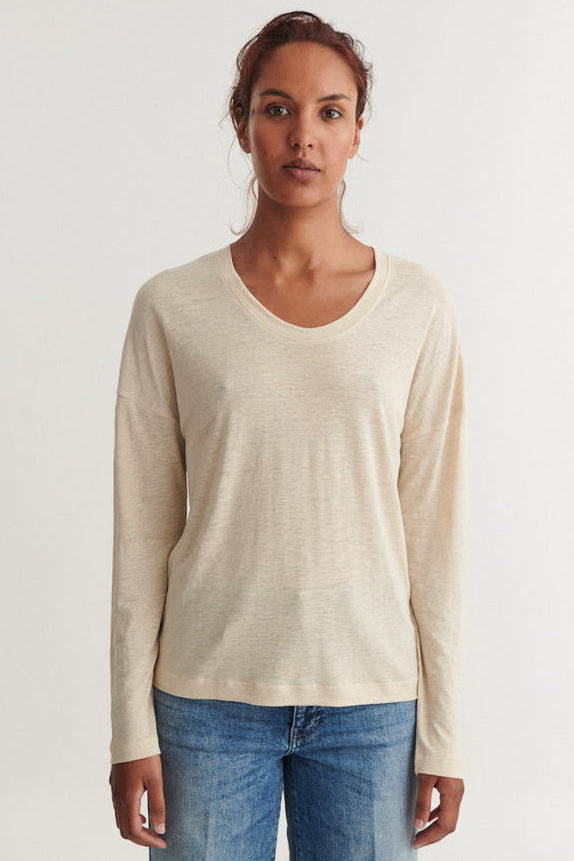 Basic Apparel Ashly LS Tee Summer sand – langærmet T-shirt med rund hals og løs pasform.