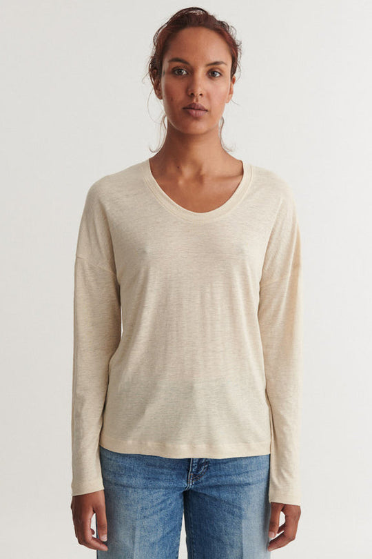 Basic Apparel Ashly LS Tee Summer sand – langærmet T-shirt med rund hals og løs pasform.