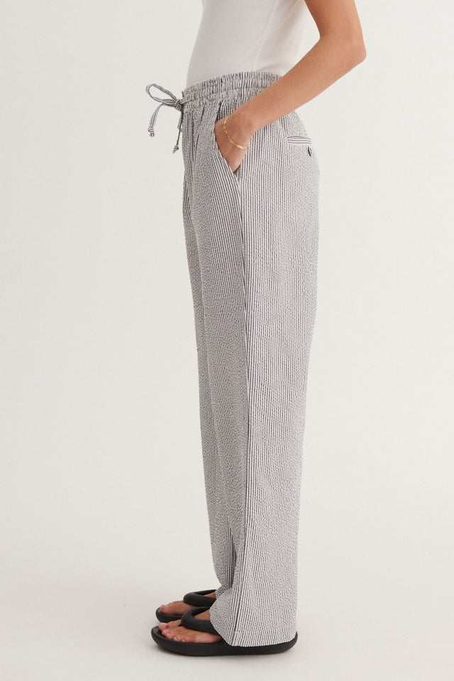Basic Apparel Asta Pants i økologisk bomuld med elastik i taljen, bindebånd og lommer. Regular fit, let og blødt stof. Bæredygtigt design. 