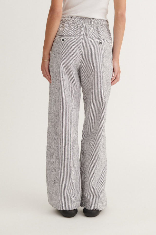 Basic Apparel Asta Pants i økologisk bomuld med elastik i taljen, bindebånd og lommer. Regular fit, let og blødt stof. Bæredygtigt design. 