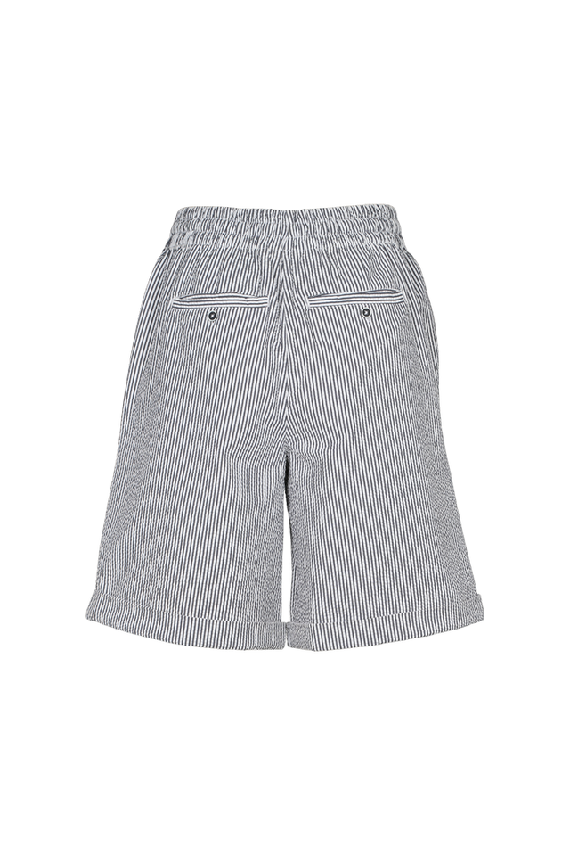 Basic Apparel Asta Shorts i økologisk bomuld med blå-hvide striber, elastik i taljen, bindebånd og knælængde. Regular fit og bæredygtigt design. 