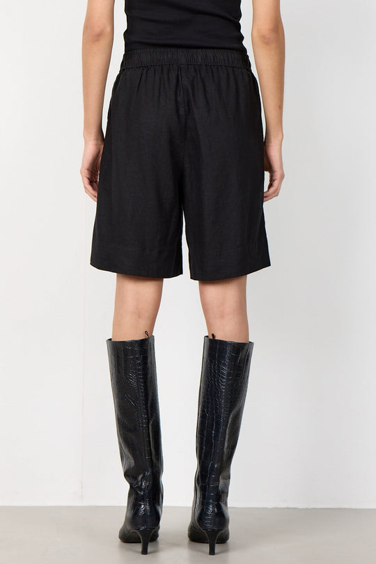 Leveté Room Naja 29 shorts i sort med elastisk talje.