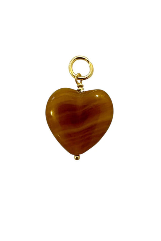 Pico French Grande Heart Pendant – delikat vedhæng i glas og 24 karat guldbelagt messing, farve Caramel/FG.
