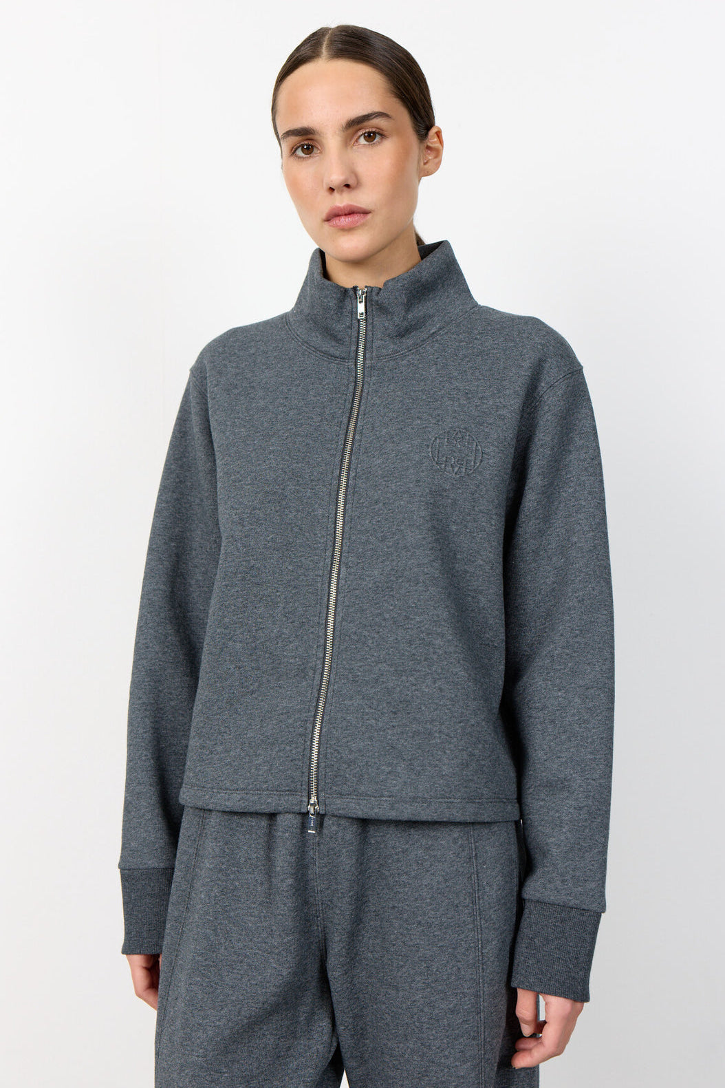 Leveté Room Nuka 16 jakke i dark grey – let jakke med høj krave og lynlås.