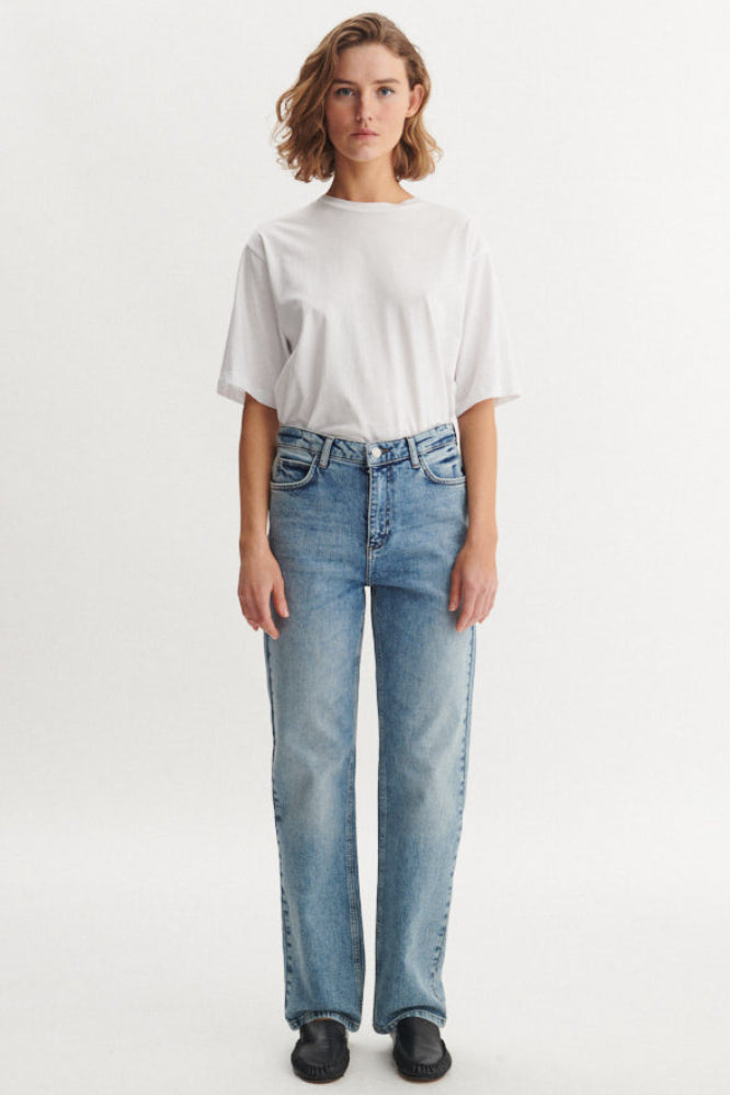 Basic Apparel Raja Tee i hvid – oversized T-shirt i 100 % økologisk bomuld med dropped skuldre og rund hals. 