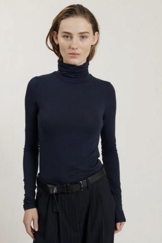 Joline T-Neck fra Basic Apparel - Silkeblød Tencel Navy Bluse med Rullekrave