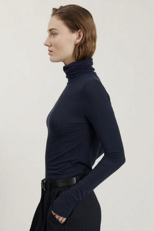 Joline T-Neck fra Basic Apparel - Silkeblød Tencel Navy Bluse med Rullekrave