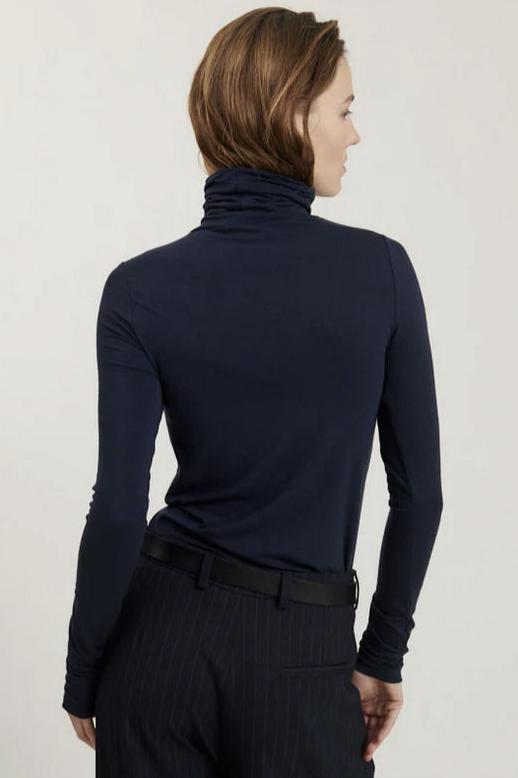 Joline T-Neck fra Basic Apparel - Silkeblød Tencel Navy Bluse med Rullekrave