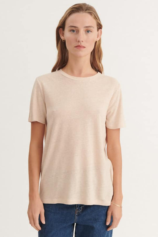 Basic Apparel Kalli Tee i smokey grey med rund hals og korte ærmer.